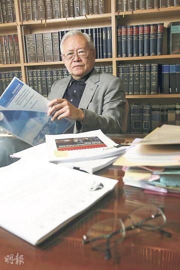 前保護海港協會主席徐嘉慎退出海濱事務委員會前,最後一個任務,是花時間撰寫「維港填海工程相應性原則」(圖中手持文件),為終審法院早年就填海工程裁決的「凌駕性」公眾需要作指引。他解釋,該原則是填海對維港的負面影響愈大,支持填海的理據便須愈充分。(鄧宗弘攝) 前保護海港協會主席徐嘉慎退出海濱事務委員會前,最後一個任務,是花時間撰寫「維港填海工程相應性原則」(圖中手持文件),為終審法院早年就填海工程裁決的「凌駕性」公眾需要作指引。他解釋,該原則是填海對維港的負面影響愈大,支持填海的理據便須愈充分。(鄧宗弘攝)