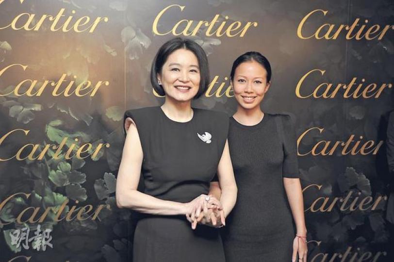 林青霞由大女兒邢嘉倩陪同下現身卡地亞珠寶展。林青霞一身貴氣,卡地亞高級珠寶系列胸針(約230萬),鑽石耳環(共重11克拉,約1300萬),鑽石戒指(重21.82克拉,約6000萬),Baignoire Folle鑽石腕表(34.5萬)。(攝影﹕鍾偉茵)青霞輕挽Cartier Boy壓軸出場,息影多時的她艷壓群芳。(攝影﹕鍾偉茵)何超瓊跟卡地亞區域行政總裁(北亞洲)陸慧全一同出席晚宴。(攝影﹕鍾偉茵) 林青霞由大女兒邢嘉倩陪同下現身卡地亞珠寶展。林青霞一身貴氣,卡地亞高級珠寶系列胸針(約230萬),鑽石耳環(共重11克拉,約1300萬),鑽石戒指(重21.82克拉,約6000萬),Baignoire Folle鑽石腕表(34.5萬)。(攝影﹕鍾偉茵)青霞輕挽Cartier Boy壓軸出場,息影多時的她艷壓群芳。(攝影﹕鍾偉茵)何超瓊跟卡地亞區域行政總裁(北亞洲)陸慧全一同出席晚宴。(攝影﹕鍾偉茵)