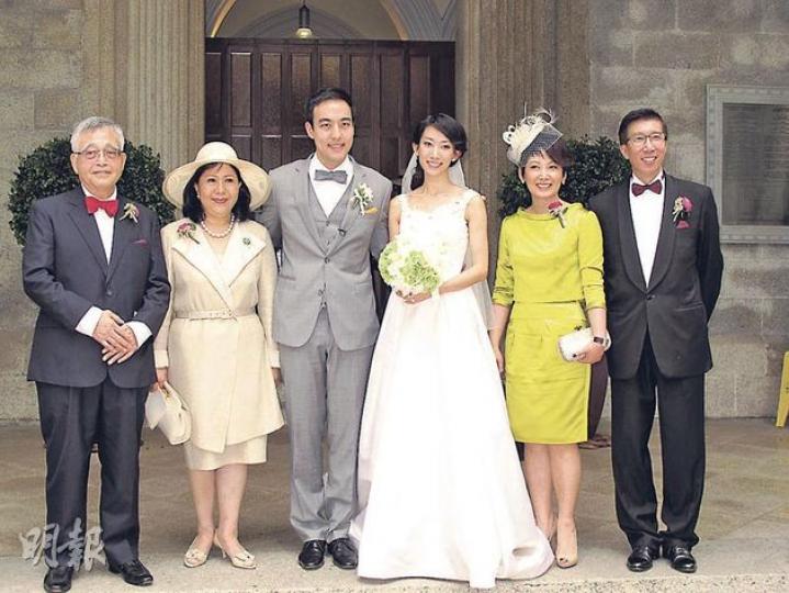 一對新人趙益坤、陳浩寧(中)與雙方父母拍照,大家樂老闆陳裕光(右一)嫁女,大讚女婿趙益坤是極品好男人。(攝影/記者﹕柯美) 一對新人趙益坤、陳浩寧(中)與雙方父母拍照,大家樂老闆陳裕光(右一)嫁女,大讚女婿趙益坤是極品好男人。(攝影/記者﹕柯美)
