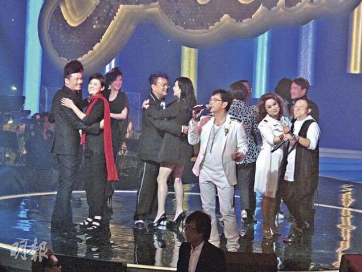 阿倫深情演出,杜麗莎與曾志偉、曾華倩與陳百祥、戚美珍與苗僑偉等在旁跳舞,氣氛熱鬧。(攝影/記者:鍾一虹) 阿倫深情演出,杜麗莎與曾志偉、曾華倩與陳百祥、戚美珍與苗僑偉等在旁跳舞,氣氛熱鬧。(攝影/記者:鍾一虹)