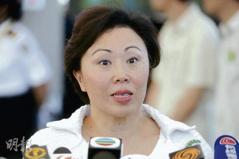 運輸及房屋局長鄭汝樺昨日被問及會否留任下屆政府,引唐詩「雲在青天水在瓶」,指每一時候都有應做的事和崗位,暗示不留任。(尹錦恩攝) 運輸及房屋局長鄭汝樺昨日被問及會否留任下屆政府,引唐詩「雲在青天水在瓶」,指每一時候都有應做的事和崗位,暗示不留任。(尹錦恩攝)