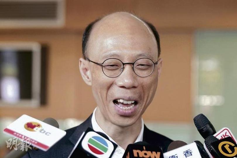 黃錦星昨日拒絕回應會否接任來屆環境局長,被問到擔任該局長的條件時,他列出三大條件,包括最重要有心、與團隊的政綱一致,以及能凝聚香港人,「大家一齊做呢樣嘢(環境保護)」。(郭慶輝攝) 黃錦星昨日拒絕回應會否接任來屆環境局長,被問到擔任該局長的條件時,他列出三大條件,包括最重要有心、與團隊的政綱一致,以及能凝聚香港人,「大家一齊做呢樣嘢(環境保護)」。(郭慶輝攝)