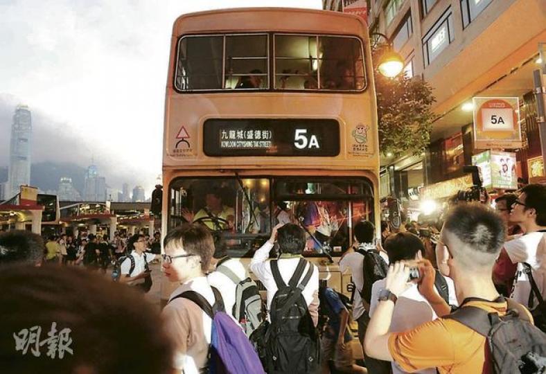 大批巴士迷昨日聚集尖沙嘴碼頭巴士總站,歡送九巴5A線最後一班熱狗巴開出,場面溫馨熱鬧。(劉焌陶攝) 昨日天氣炎熱,車廂內更是悶熱,仍無損巴士迷興致,並在車內拍照留念。(李紹昌攝) 大批巴士迷昨日聚集尖沙嘴碼頭巴士總站,歡送九巴5A線最後一班熱狗巴開出,場面溫馨熱鬧。(劉焌陶攝) 昨日天氣炎熱,車廂內更是悶熱,仍無損巴士迷興致,並在車內拍照留念。(李紹昌攝)