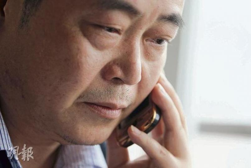 黃琦入獄期間被打至腦萎縮，影響聽覺，接聽申冤電話時音量要調得特別大，記者清楚聽到，話筒中傳出一名90歲老人的哭喊聲音，每日處理無數冤案的黃琦不禁眼泛淚光。（明報記者攝） 黃琦和義工每天坐鎮六四天網辦公室，24小時接收數以百計申冤電話、電郵。黃琦說，每天只能核實5％至10%個案，然後向外發布。（明報記者攝） 現年49歲的黃琦（左）出獄後到醫院檢驗，證實患上急進性腎炎，醫生指此病死亡率極高。但黃琦說，自己「不是進地獄，就是進監獄」，希望多捱一兩年。（明報記者攝） 去年出獄後，黃琦驗出患有嚴重腎炎，可