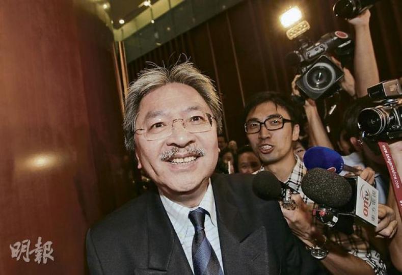 財政司長曾俊華將以「港台經濟文化合作協進會」榮譽主席身分，下周一至三率團訪問台北。他昨到立會為議員打氣。（李澤彤攝） 特首辦主任梁卓偉（右一） 、行會召集人夏佳理（左三）昨在立法會前廳，與建制派議員閒談，表達支持。（李澤彤攝） 曾先後擔任立法局、立法會議員的梁智鴻，現為行政會議成員，他昨到立會聆聽拉布戰，會否別有滋味？（李澤彤攝）