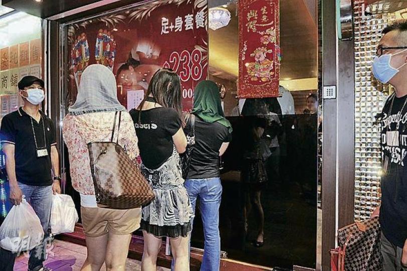 警方油尖特別職務隊在上海街一帶掃蕩多間無牌按摩院，並拘捕多名女子。（衛永康攝）