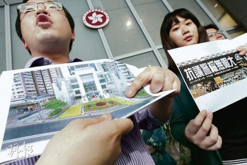 民陣警權組召集人陳倩瑩（右）稱滿意裁決，又指成功申請於兩邊閘口外示威屬突破。民陣召集人黎恩灝（左）則指出獲批集會的中聯辦西面閘口外的一條通道位置。（李紹昌攝）