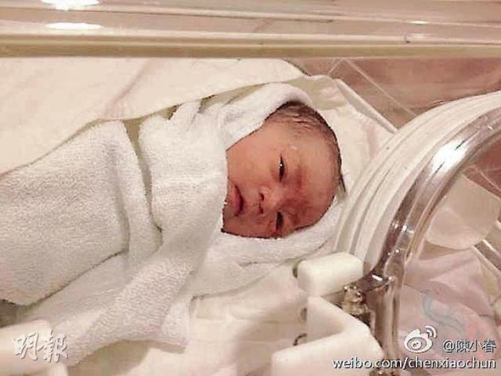 小春上載朋友的可愛BB放上微博,一度被誤為劉德華女兒。(微博圖片) 小春上載朋友的可愛BB放上微博,一度被誤為劉德華女兒。(微博圖片)