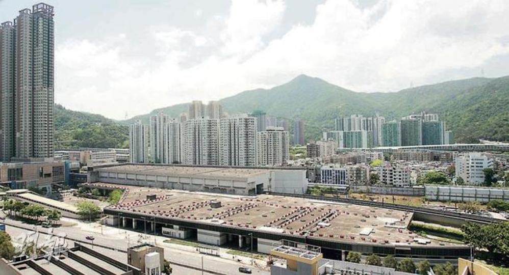 大圍港鐵站上蓋項目昨日截收意向書，最終接獲15份，大型發展商包括長實、新地及恒地等均有遞交意向書；圖左為長實大圍車廠名城項目。（鄧宗弘攝）