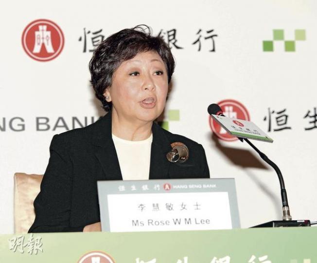 恒生新任副董事長兼行政總裁李慧敏昨日在恒生股東大會上粉墨登場，她表示對獲委任為行政總裁繼任人感榮幸，並讚揚梁高美懿擁有睿智，她稱上任後，會多聽取意見及與員工合作，繼續推動業務發展。（陳淑安攝） 恒生副董事長兼行政總裁梁高美懿於昨日卸任，她表示，離開恒生最不捨是一班員工及同事，但同時對於退休後可自由做喜歡的事情感到開心。她又指感激同事團結及配合，對恒生過去3年成績感滿意，並無遺憾。（陳淑安攝）