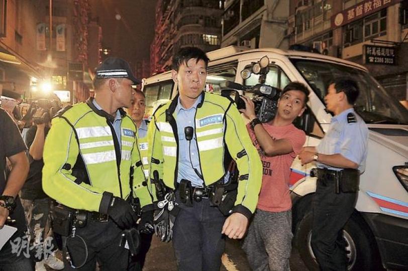 於事件中開槍的交通警員（右），事後向到場探員解釋事件經過。（衛永康攝）