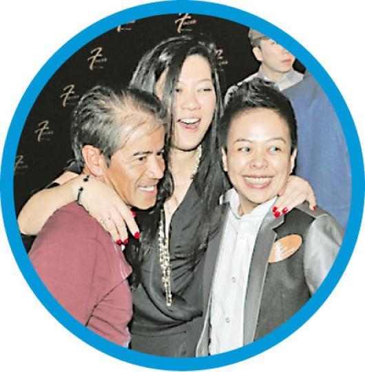 告東尼攬着高妹的腰在舞池共舞。(攝影﹕劉一立) 楊受成的酒吧開幕,老友成龍及古巨基畀面到賀。(攝影﹕劉一立) 告東尼攬着高妹的腰在舞池共舞。(攝影﹕劉一立) 楊受成的酒吧開幕,老友成龍及古巨基畀面到賀。(攝影﹕劉一立)