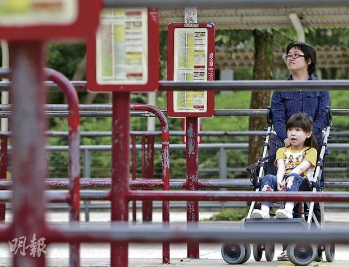 甄女士強調，8歲大的女兒欣欣雖不如其他學童可「紮紮跳」，但都希望多帶她出外活動，現時女兒乘搭交通工具可享半價優惠，但2元乘車優惠落實後，卻不成受惠之列，希望政府可一視同仁。（林振東攝）