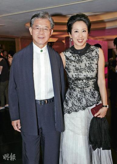 朱玲玲前晚與丈夫羅康瑞出席慧妍雅集晚宴,她開心地代兒子霍啟剛公布年尾結婚的喜訊。(攝影:鍾偉茵) 朱玲玲前晚與丈夫羅康瑞出席慧妍雅集晚宴,她開心地代兒子霍啟剛公布年尾結婚的喜訊。(攝影:鍾偉茵)