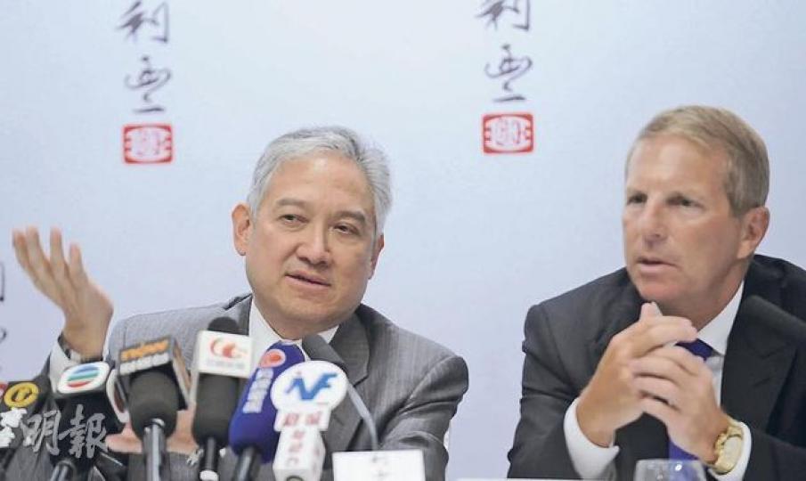利豐主席馮國綸(左)表示,世界經濟轉弱令利豐收購機會增多。圖右為總裁樂裕民。(劉焌陶攝) 利豐主席馮國綸(左)表示,世界經濟轉弱令利豐收購機會增多。圖右為總裁樂裕民。(劉焌陶攝)