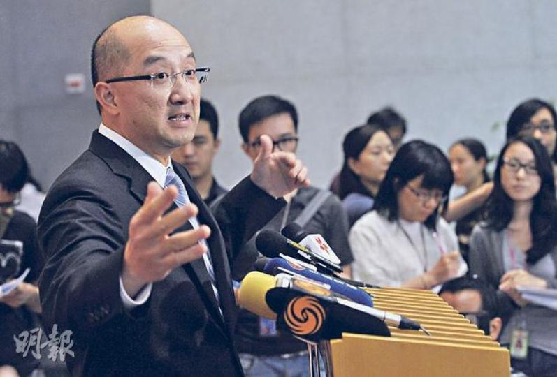 政制及內地事務局長譚志源(前)表示,建議加薪8.1%的幅度屬溫和,因為加幅已考慮到過去10年的通脹等因素。不過,有學者批評真正加幅為14.2%,公眾難以接受。(余俊亮攝) 政制及內地事務局長譚志源(前)表示,建議加薪8.1%的幅度屬溫和,因為加幅已考慮到過去10年的通脹等因素。不過,有學者批評真正加幅為14.2%,公眾難以接受。(余俊亮攝)