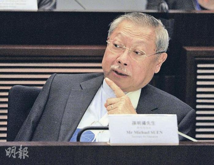 教育局長孫明揚「釜底抽薪」推5000萬元電子書計劃圖減書價,但被議員質疑只顧開發電子書忽略學校缺乏硬件配套。(余俊亮攝) 教育局長孫明揚「釜底抽薪」推5000萬元電子書計劃圖減書價,但被議員質疑只顧開發電子書忽略學校缺乏硬件配套。(余俊亮攝)