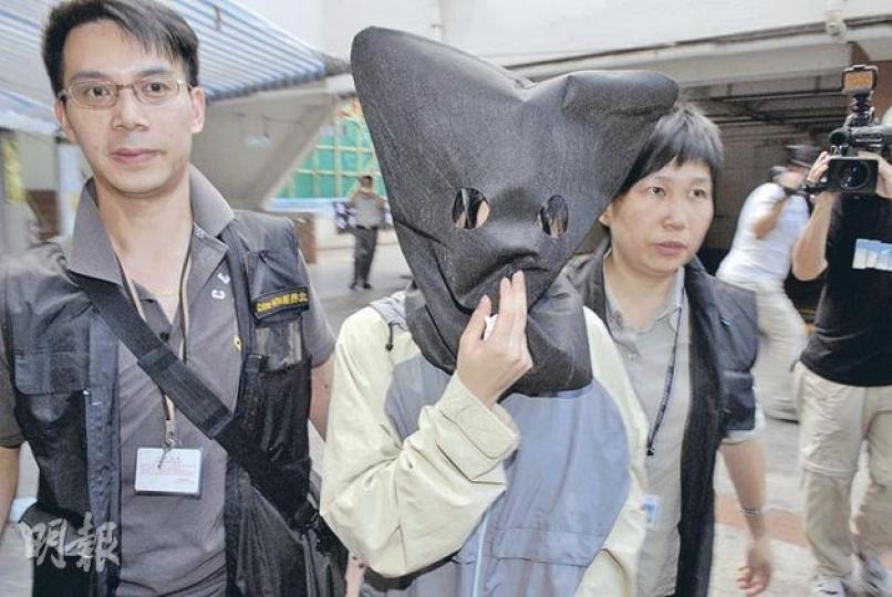 探員昨午將年僅15歲讀中三的女疑犯,以黑布蒙頭押返沙田瀝源邨寓所搜查。(伍浦鋒攝) 警方起出部分懷疑冒牌貨品,包括手機及背囊等。(伍浦鋒攝) 探員昨午將年僅15歲讀中三的女疑犯,以黑布蒙頭押返沙田瀝源邨寓所搜查。(伍浦鋒攝) 警方起出部分懷疑冒牌貨品,包括手機及背囊等。(伍浦鋒攝)