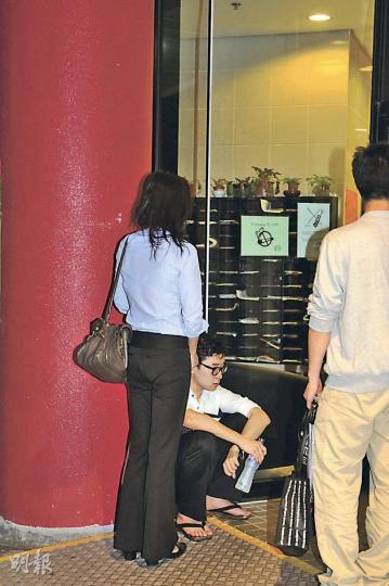 科技大學一名內地女生在宿舍自縊,事後死者朋友到場了解情况。(衛永康攝) 科技大學第6座學生宿舍昨日有內地女生在廁所內吊頸斃命。(衛永康攝) 科技大學一名內地女生在宿舍自縊,事後死者朋友到場了解情况。(衛永康攝) 科技大學第6座學生宿舍昨日有內地女生在廁所內吊頸斃命。(衛永康攝)