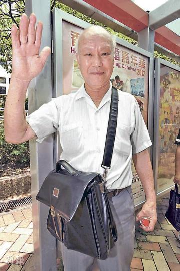 馬頭圍道倒塌大廈的裝修承建商朱偉榮被票控違反建築物條例,昨日出席審訊時心情不錯。(尹錦恩攝) 馬頭圍道倒塌大廈的裝修承建商朱偉榮被票控違反建築物條例,昨日出席審訊時心情不錯。(尹錦恩攝)