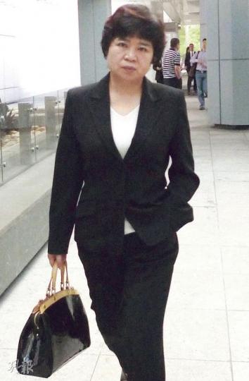 女富商郝婷(圖)一再重申,沒想到銀行職員銷售時的解釋,跟後來發生的事完全相反,若早知如此,一定不會簽署任何文件。(何偉畧攝) 女富商郝婷(圖)一再重申,沒想到銀行職員銷售時的解釋,跟後來發生的事完全相反,若早知如此,一定不會簽署任何文件。(何偉畧攝)