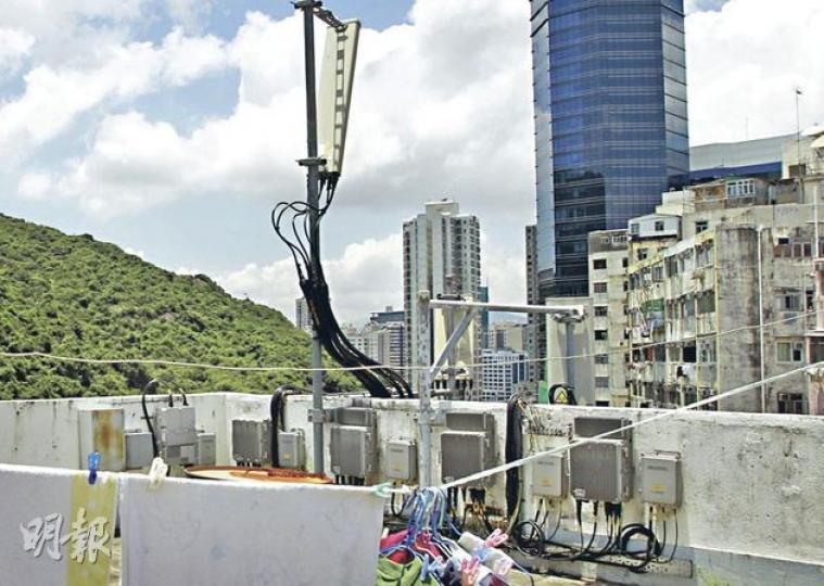 鰂魚涌一大廈天台裝設了至少7發射站,理大電機工程系教授鄭家偉稱,發射站發出高頻電波就如微波爐,人體長期暴露於高輻射環境有致癌風險。(林振東攝) 鰂魚涌一大廈天台裝設了至少7發射站,理大電機工程系教授鄭家偉稱,發射站發出高頻電波就如微波爐,人體長期暴露於高輻射環境有致癌風險。(林振東攝)