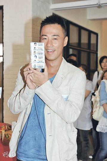 林峯自爆大汗,所以著紙底褲會濕到溶。(攝影﹕鍾偉茵) 林峯與熊黛林合作拍喜劇片《男人如衣服》,熊黛林送上紙底褲給林峯時一臉尷尬。(攝影﹕鍾偉茵) 林峯自爆大汗,所以著紙底褲會濕到溶。(攝影﹕鍾偉茵) 林峯與熊黛林合作拍喜劇片《男人如衣服》,熊黛林送上紙底褲給林峯時一臉尷尬。(攝影﹕鍾偉茵)