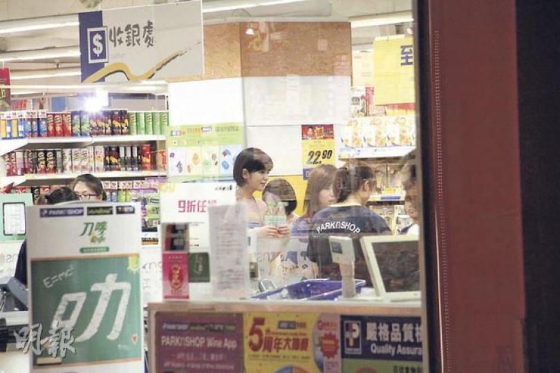 外表清純的「翻版陳妍希」到超市買果汁,看來未正式參選已定下減肥計劃。(攝影/記者:劉一立、孫華中) 「武漢張馨予」(箭嘴)面試後換上便服,警覺性甚佳的她乘港鐵時發現記者跟蹤。(攝影/記者:劉一立、孫華中) 紋身女Vienna(右)想回答記者問題,卻被母親拉走。(攝影/記者:劉一立、孫華中) 外表清純的「翻版陳妍希」到超市買果汁,看來未正式參選已定下減肥計劃。(攝影/記者:劉一立、孫華中) 「武漢張馨予」(箭嘴)面試後換上便服,警覺性甚佳的她乘港鐵時發現記者跟蹤。(攝影/記者:劉一立、孫華中) 紋身女Vienna(右)想回答記者問題,卻被母親拉走。(攝影/記者:劉一立、孫華中)