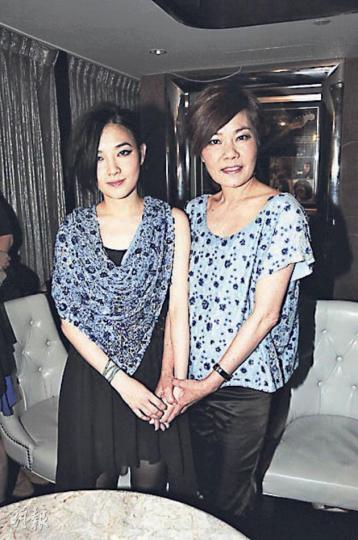 范曉萱與媽咪Miss D.D前晚身穿母女裝亮相,在中環樓上酒吧獻唱。(攝影/記者﹕林蘊兒) 范曉萱與媽咪Miss D.D前晚身穿母女裝亮相,在中環樓上酒吧獻唱。(攝影/記者﹕林蘊兒)