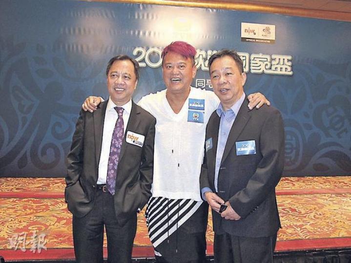 阿叻任無綫直播歐洲國家盃主持,昨與有線的何麗全及無綫的李漢源合照。(攝影/記者﹕林蘊兒) 阿叻任無綫直播歐洲國家盃主持,昨與有線的何麗全及無綫的李漢源合照。(攝影/記者﹕林蘊兒)