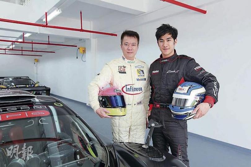 李治廷在關兆昌(左)指導之下駕駛超級跑車。(微博圖片) 李治廷在關兆昌(左)指導之下駕駛超級跑車。(微博圖片)