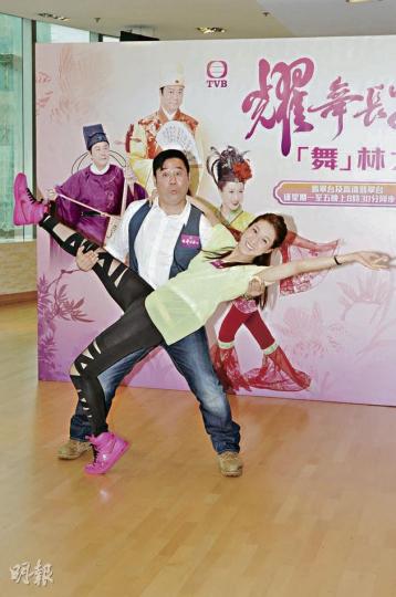 麥長青與鍾嘉欣即席表演舞技。(攝影:鍾偉茵) 胡杏兒與歐陽震華似搞笑多於跳舞。(攝影:鍾偉茵) 麥長青與鍾嘉欣即席表演舞技。(攝影:鍾偉茵) 胡杏兒與歐陽震華似搞笑多於跳舞。(攝影:鍾偉茵)