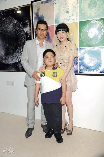 呂良偉與妻兒出席畫展活動,一家三口享受天倫樂。(攝影/記者:鍾一虹) 陳志雲踢爆曾有富商想向女藝員打主意。(攝影/記者:鍾一虹) 呂良偉與妻兒出席畫展活動,一家三口享受天倫樂。(攝影/記者:鍾一虹) 陳志雲踢爆曾有富商想向女藝員打主意。(攝影/記者:鍾一虹)