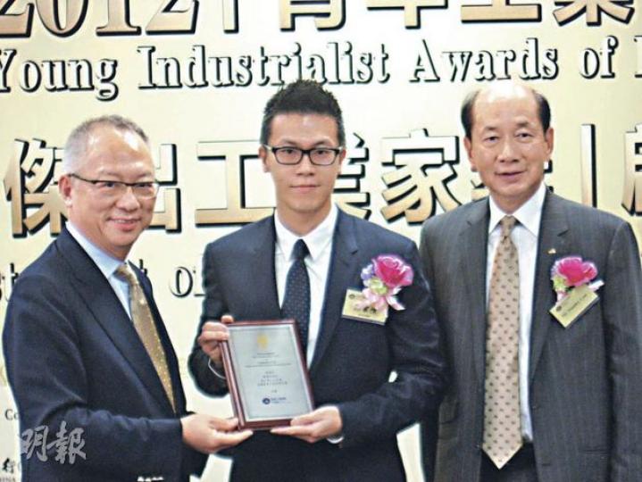 工總副主席劉展灝(右)表示,珠三角港商的營商環境比2008年更嚴峻,今年整體營運成本升15%,工資、原材料、能源等支出增幅最多。圖左及圖中分別為工總主席鍾志平和保利高集團行政總裁鄭家恒。(黎嘉愉攝) 工總副主席劉展灝(右)表示,珠三角港商的營商環境比2008年更嚴峻,今年整體營運成本升15%,工資、原材料、能源等支出增幅最多。圖左及圖中分別為工總主席鍾志平和保利高集團行政總裁鄭家恒。(黎嘉愉攝)
