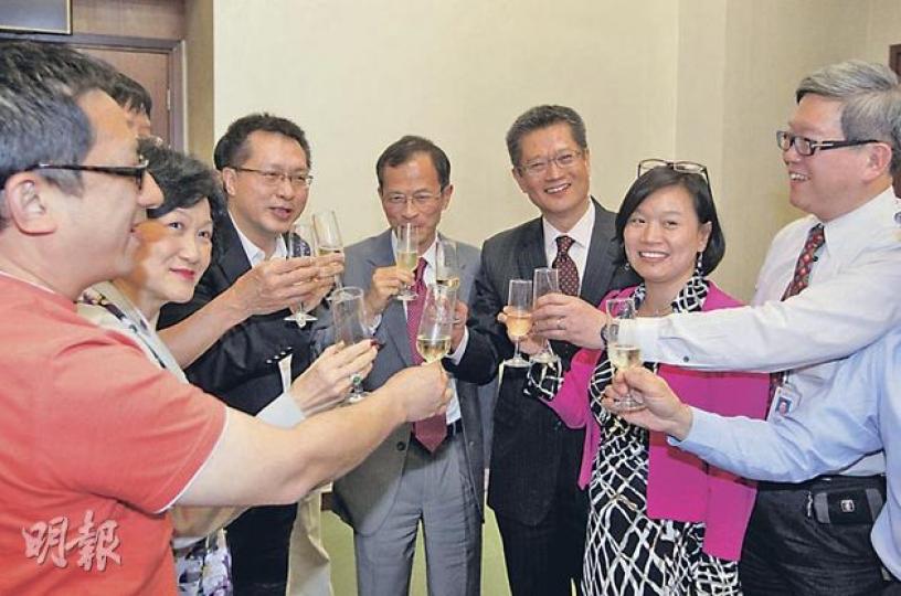 多名議員在立法會舉杯,恭賀譚偉豪在終院取得最後勝利。左起為葉偉明、葉劉淑儀、譚偉豪、曾鈺成、陳茂波、梁美芬和潘佩璆。(李澤彤攝) 多名議員在立法會舉杯,恭賀譚偉豪在終院取得最後勝利。左起為葉偉明、葉劉淑儀、譚偉豪、曾鈺成、陳茂波、梁美芬和潘佩璆。(李澤彤攝)