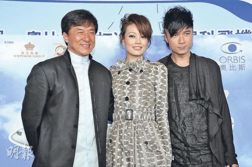 成龍(左起)、容祖兒及古巨基做善事不遺餘力。(攝影:劉永銳) 成龍(左起)、容祖兒及古巨基做善事不遺餘力。(攝影:劉永銳)