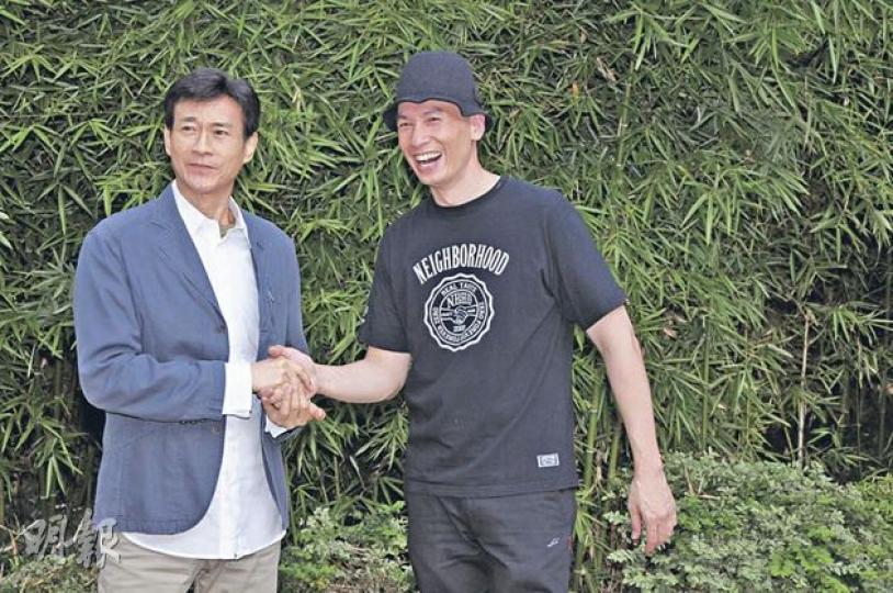 秋官(左)被陳豪(右)讚戲裏戲外都是戲劇大師,他立即反讚對方是有料之人。(攝影/記者:劉一立) 秋官(左)被陳豪(右)讚戲裏戲外都是戲劇大師,他立即反讚對方是有料之人。(攝影/記者:劉一立)