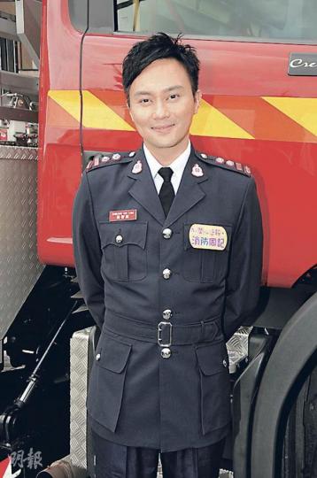 張智霖穿上高級消防隊目制服亮相,非常有型。(攝影﹕鍾偉茵) 張智霖穿上高級消防隊目制服亮相,非常有型。(攝影﹕鍾偉茵)