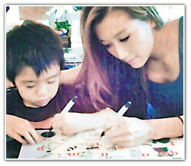 謝婷婷陪伴Lucas一起畫畫,並張照片放上微博。(微博圖片) 謝婷婷陪伴Lucas一起畫畫,並張照片放上微博。(微博圖片)