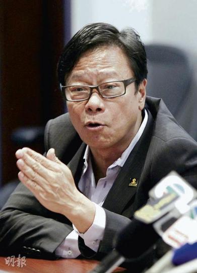 人民力量立法會議員黃毓民計劃在財委會就政府改組提出500項動議,包括修訂職能及政策局的名稱,他指動議並非無聊及無意義,亦不是拉布。(林振東攝) 候任特首梁振英重提政府改組一事時指出,與5年前比較,當時房屋問題不像今日這麼嚴重,「5年前大家很少聽到有什麼劏房問題,大家很少聽到有板間房的問題」,他希望立法會會支持及通過改組,讓新政府及早工作,解決房屋問題。(余俊亮攝) (明報製圖) 人民力量立法會議員黃毓民計劃在財委會就政府改組提出500項動議,包括修訂職能及政策局的名稱,他指動議並非無聊及無意義,亦不是拉布。(林振東攝) 候任特首梁振英重提政府改組一事時指出,與5年前比較,當時房屋問題不像今日這麼嚴重,「5年前大家很少聽到有什麼劏房問題,大家很少聽到有板間房的問題」,他希望立法會會支持及通過改組,讓新政府及早工作,解決房屋問題。(余俊亮攝) (明報製圖)