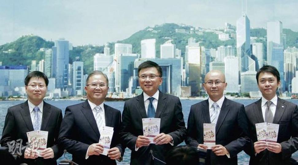 政府第二批抗通脹債券下周二起接受認購,政府昨日開記者會講解認購詳情。左起為匯豐環球資本市場部亞太區副主管陳紹宗、金管局副總裁彭醒棠、財經事務及庫務局長陳家強、金管局市場發展主管何漢傑及中銀香港環球市場副總經理梁偉基。(林振東攝) 政府第二批抗通脹債券下周二起接受認購,政府昨日開記者會講解認購詳情。左起為匯豐環球資本市場部亞太區副主管陳紹宗、金管局副總裁彭醒棠、財經事務及庫務局長陳家強、金管局市場發展主管何漢傑及中銀香港環球市場副總經理梁偉基。(林振東攝)