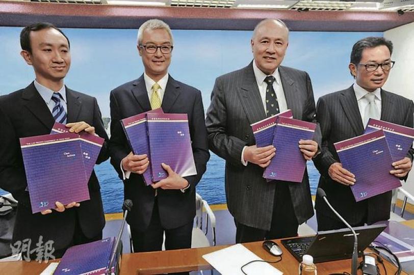 法律改革委員會昨發表集體訴訟諮詢報告,建議集體訴訟機制先涵蓋消費者案件,令日後如雷曼事主、發水樓業主等類似個案均可透過集體訟訴處理。左起為法改委集體訴訟小組委員會秘書梁東華、委員何沛謙、主席梁定邦和法改委秘書黃繼兒。(尹錦恩攝) (明報製圖) 法律改革委員會昨發表集體訴訟諮詢報告,建議集體訴訟機制先涵蓋消費者案件,令日後如雷曼事主、發水樓業主等類似個案均可透過集體訟訴處理。左起為法改委集體訴訟小組委員會秘書梁東華、委員何沛謙、主席梁定邦和法改委秘書黃繼兒。(尹錦恩攝) (明報製圖)