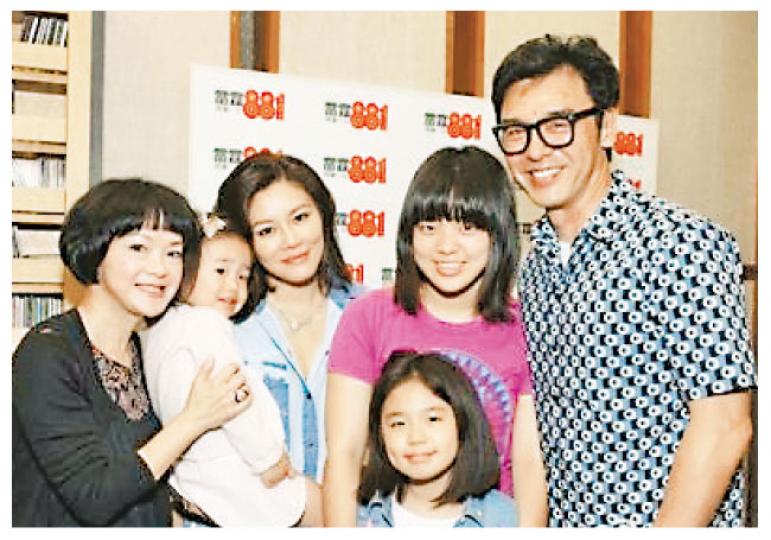 鍾鎮濤與女兒鍾懿接受商台查小欣訪問,宣傳歌曲《爸爸的話》,女友范姜及兩個女兒嘉晴、鍾幗都有前來支持。(微博圖片) 鍾鎮濤與女兒鍾懿接受商台查小欣訪問,宣傳歌曲《爸爸的話》,女友范姜及兩個女兒嘉晴、鍾幗都有前來支持。(微博圖片)