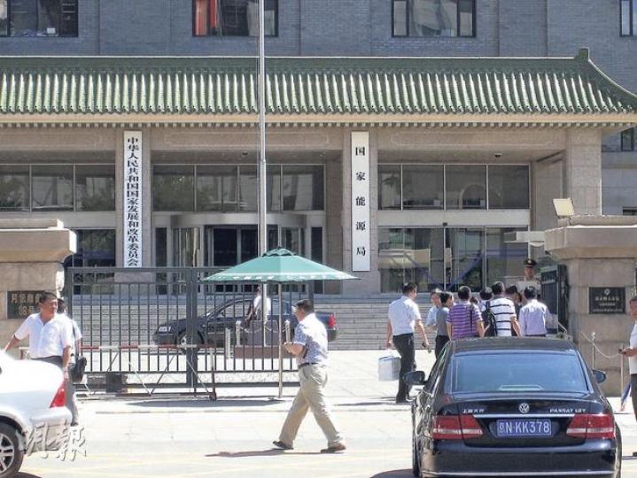 昨日發改委門外未見有爭着上報項目的地方官員,只有少數手持大量文件的人出入,但不肯透露身分和來意。圖為發改委門外剛好有數人準備入內,其中一人手挽一整袋文件。(劉洪慶攝) 昨日發改委門外未見有爭着上報項目的地方官員,只有少數手持大量文件的人出入,但不肯透露身分和來意。圖為發改委門外剛好有數人準備入內,其中一人手挽一整袋文件。(劉洪慶攝)