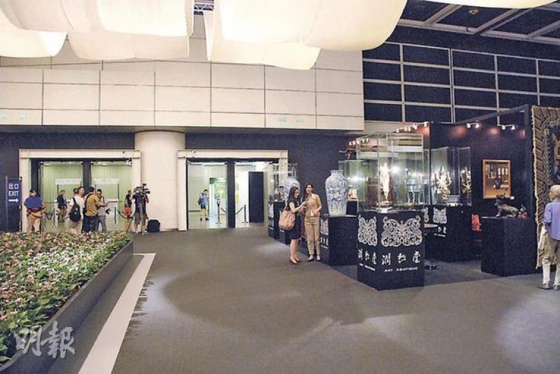 懷疑遭賊偷走價值逾100萬元古董的攤位,位於展覽廳出口旁邊(右),記者所見,出口附近並非經常有保安員站崗,保安不算嚴密。(雲錦鋒攝) 懷疑遭賊偷走價值逾100萬元古董的攤位,位於展覽廳出口旁邊(右),記者所見,出口附近並非經常有保安員站崗,保安不算嚴密。(雲錦鋒攝)