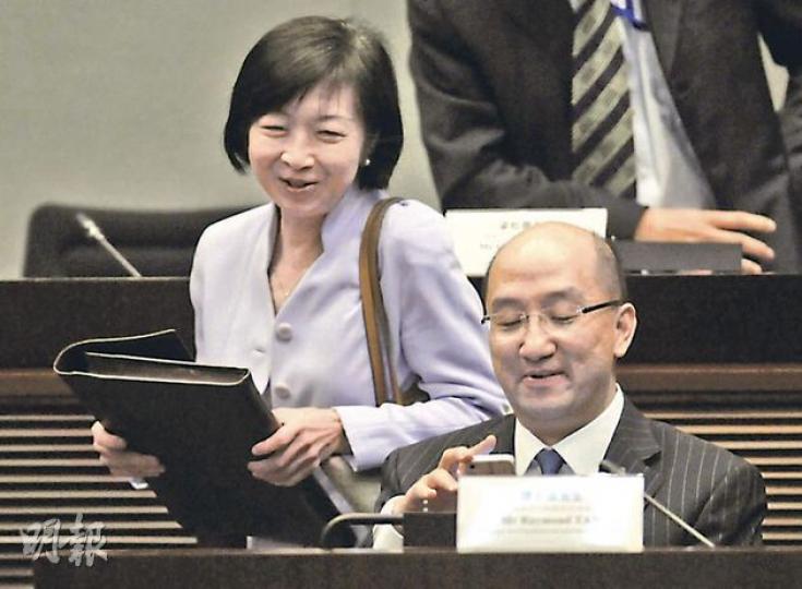 為了解釋政府架構重組,候任辦主管羅范椒芬(左)與政制及內地事務局長譚志源(右)昨早到立法會開會。(何家達攝) 為了解釋政府架構重組,候任辦主管羅范椒芬(左)與政制及內地事務局長譚志源(右)昨早到立法會開會。(何家達攝)