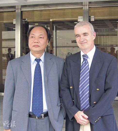 西九總區刑事總部重案組總督察高偉新(右)及案件主管溫建偉(左)昨均對審訊結果十分滿意。(黃景怡攝) 西九總區刑事總部重案組總督察高偉新(右)及案件主管溫建偉(左)昨均對審訊結果十分滿意。(黃景怡攝)