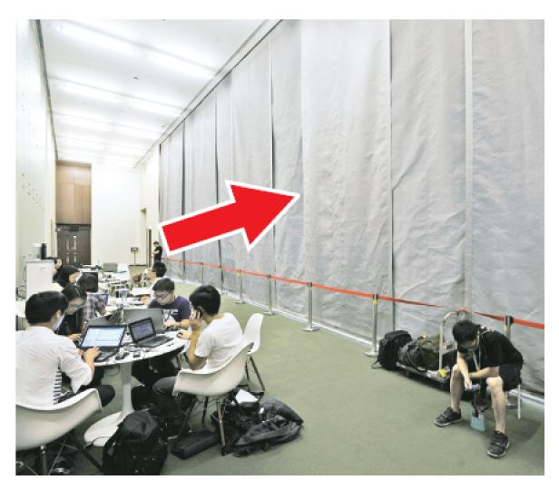 立法會1樓會議廳內一幅巨型防火幕(箭嘴示,貌似窗簾,火警時可隔煙隔火減慢火勢蔓延),昨清晨疑因故障,無故自行降下,之後防火幕便無法捲起收回,幸事件中無人受傷。(何家達攝) 立法會1樓會議廳內一幅巨型防火幕(箭嘴示,貌似窗簾,火警時可隔煙隔火減慢火勢蔓延),昨清晨疑因故障,無故自行降下,之後防火幕便無法捲起收回,幸事件中無人受傷。(何家達攝)