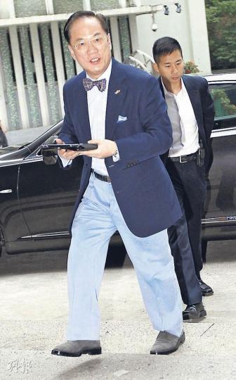 因應特首曾蔭權外訪爭議,審計署《行政長官離港職務訪問的酒店住宿安排》報告書在今日公布,預料近日甚少公開露面的曾特首要回應新安排。圖為他昨日早上到教堂時情况。(李紹昌攝) 因應特首曾蔭權外訪爭議,審計署《行政長官離港職務訪問的酒店住宿安排》報告書在今日公布,預料近日甚少公開露面的曾特首要回應新安排。圖為他昨日早上到教堂時情况。(李紹昌攝)