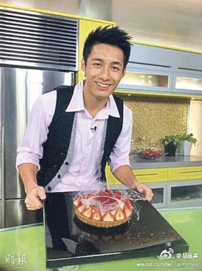 翟威廉與富商劉定成的朋友關係已令他一身蟻,被公司照肺。(微博圖片) 翟威廉與富商劉定成的朋友關係已令他一身蟻,被公司照肺。(微博圖片)